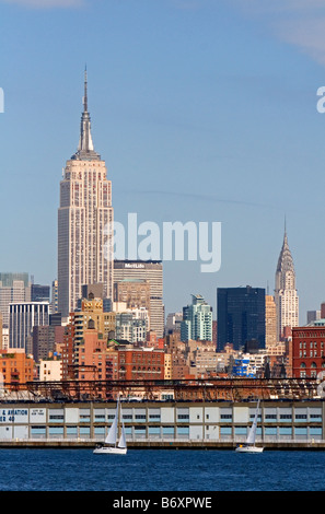 Empire State Building auf der linken Seite und das Chrysler Building in New York City New York USA rechts Stockfoto