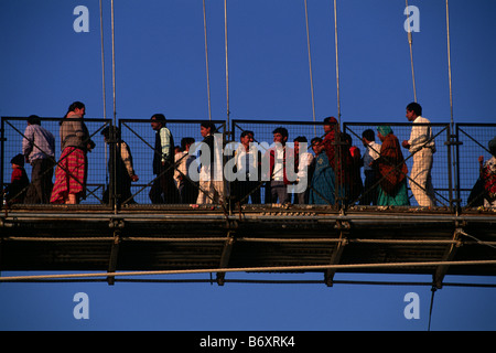 Indien, Uttarakhand, Rishikesh, Menschen, die die Lakshman Jhula Hängebrücke überqueren Stockfoto