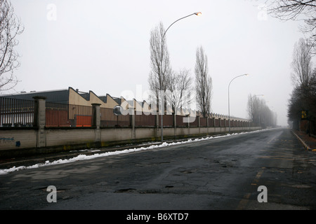 Industrielle Hallen in den Vororten von Turin. Mirafiori, Italien. Stockfoto