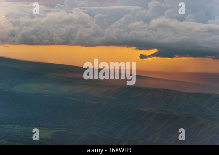 Am Abend Sonnenlicht unter Regenwolken gesehen vom Gipfel des Lengai Vulkan über Lake Natron, Tansania Stockfoto