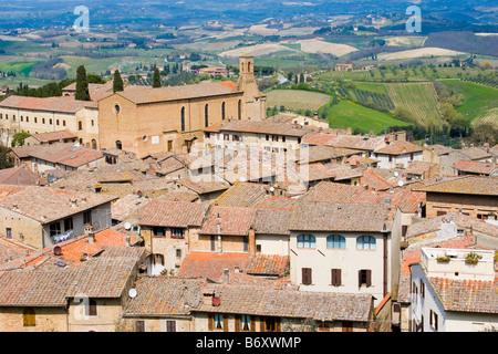 Luftaufnahme des Dorfes San Gimignano mit Orange gekachelt Dächer der Häuser und der Kirche von St. Augustine Stockfoto