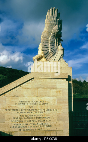 Polnische Adler und Schild am 2. Korps Weltkrieg zwei Friedhof in der Nähe von Kloster Monte Cassino Frosinone Provinz Latium Italien Stockfoto