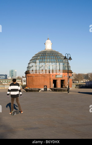 Junge foot Skateboard vor der Greenwich Tunnel, London Stockfoto