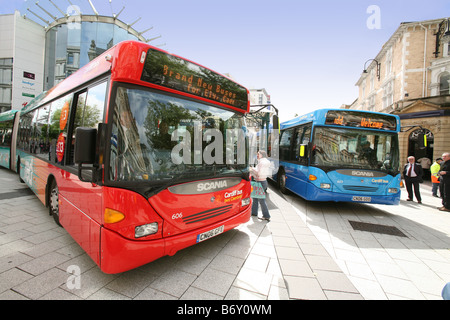 Zwei neue bendy Busse nebeneinander im Stadtzentrum von Cardiff Stockfoto