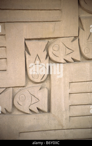 Detail der Adobe Fries von Fisch Figuren im Korridor der Fische und Vögel, Tschudi Palast, Chan Chan, in der Nähe von Trujillo, Peru Stockfoto