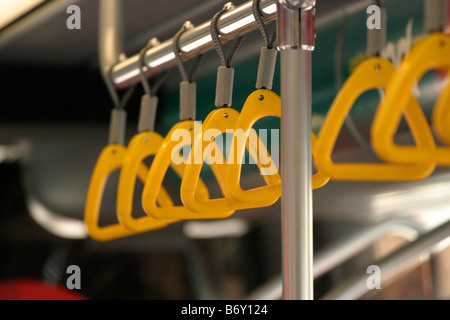 Haltegriffe in einem kurvenreich bus Stockfoto