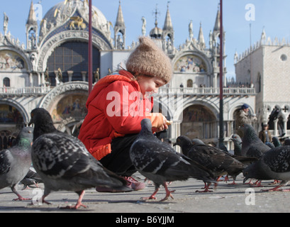 Kind füttern Tauben in Venedig Stockfoto