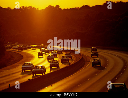 Fahrende Autos auf einer Straße am Abend Stockfoto