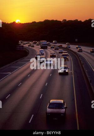 Fahrende Autos auf einer Straße am Abend Stockfoto