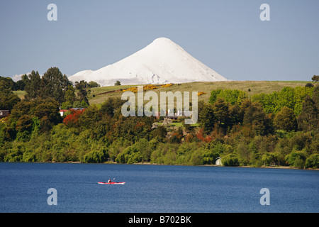 Osorno Vulkan von Puerto Varas mit einem Canoist im Vordergrund Stockfoto