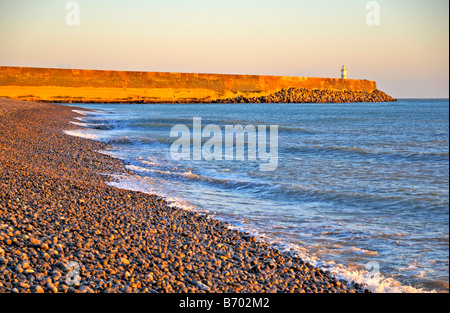 Newhaven West Strand und Leuchtturm von East Sussex Großbritannien Stockfoto