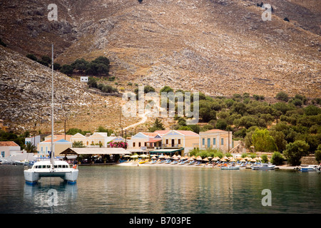 Segel-Katamaran, die Verankerung in der Nähe von Strand, Pedi, Insel Symi, Griechenland Stockfoto