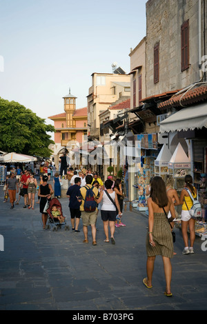 Menschen, die einkaufen Straße Odos Sokratous, Rhodos Stadt, Rhodos, Griechenland (seit 1988 Teil der Welterbekonvention der UNESCO-Welt spazieren Stockfoto