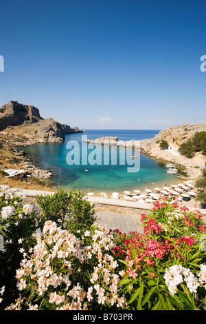 Erhöhten Blick auf Strand von St. Pauls Bay (Agios Pavlos), Lindos, Rhodos, Griechenland Stockfoto