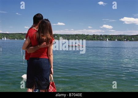 Junges Paar Stand am Starnberger See, Bayern, Deutschland Stockfoto