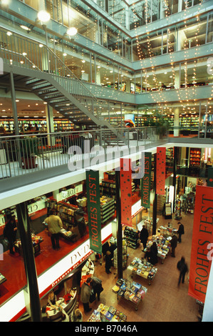 Innen Dussmanns Buchhandlung mit Weihnachtsschmuck, Berlin, Deutschland Stockfoto