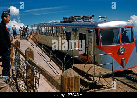 Der Gipfel des Pikes Peak Railway (Pikes Peak Cog Railway) mit Stream-lined Zug, Colorado, c.1956 Stockfoto