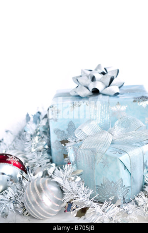 Zwei Geschenk-Boxen mit Christbaumschmuck auf weißem Hintergrund Stockfoto