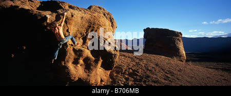 Ein junger Mann Felsen klettert einen Felsen in der Wüste in der Nähe von Marble Canyon, Arizona. Stockfoto