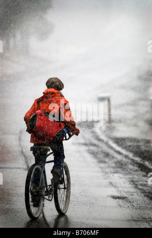 Eine junge Frau fährt eine alten Beach Cruiser durch einen Schneesturm in Flagstaff, Arizona. Stockfoto