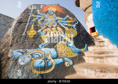 Gemälde von Gott Shiva und Göttin Kali auf einem Felsen Golkonda Fort, Hyderabad, Andhra Pradesh, Indien Stockfoto