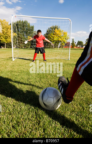 Ein Junge steht bereit, die Aufnahme in einem Fußballspiel, Fort Collins, Colorado zu blockieren. Stockfoto