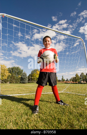 Ein Junge steht bereit, die Aufnahme in einem Fußballspiel, Fort Collins, Colorado zu blockieren. Stockfoto