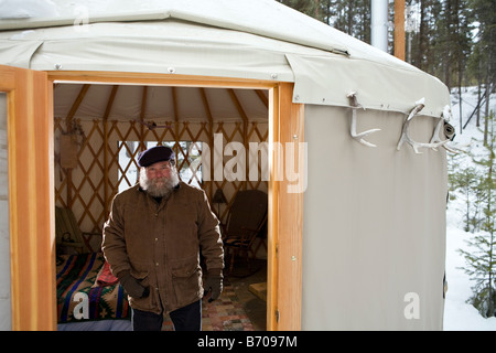 Bärtiger Mann mit Hut in spärlich Jurte, Whitefish, Montana. Stockfoto