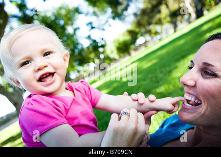 Einjähriges Mädchen und Mama spielen im Park. Stockfoto