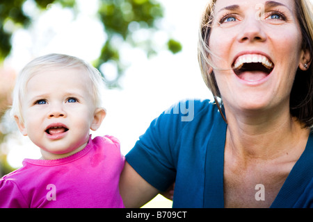 Einjähriges Mädchen und Mama spielen im Park. Stockfoto
