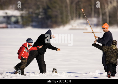 Menschen Eisangeln auf Maine-See im Norden Waterboro, Maine. Stockfoto