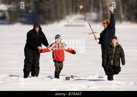 Menschen Eisangeln auf Maine-See im Norden Waterboro, Maine. Stockfoto