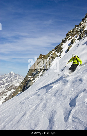 Ein junger Mann Ski unverspurten Pulver abseits der Pisten am Stubaier Skigebiet in der Nähe von Innsbruck, Österreich. Stockfoto