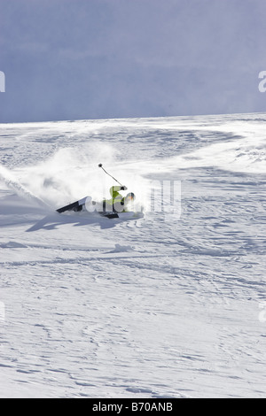 Ein junger Mann fällt beim Skifahren abseits der Piste unverspurten Pulver am Stubaier Skigebiet in der Nähe von Innsbruck, Österreich. Stockfoto