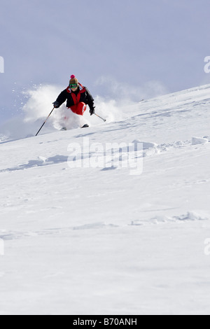 Ein junger Mann Ski unverspurten Pulver abseits der Pisten am Stubaier Skigebiet in der Nähe von Innsbruck, Österreich. Stockfoto