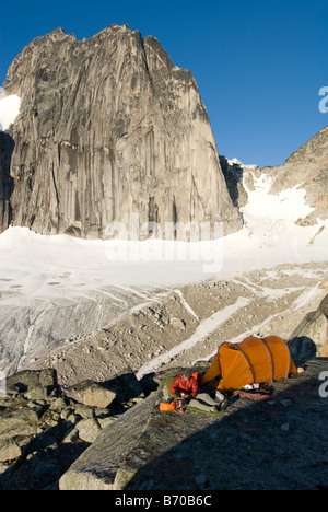 Mann am malerischen Campingplatz, Bugaboos Provincial Park in British Columbia, Kanada. Stockfoto