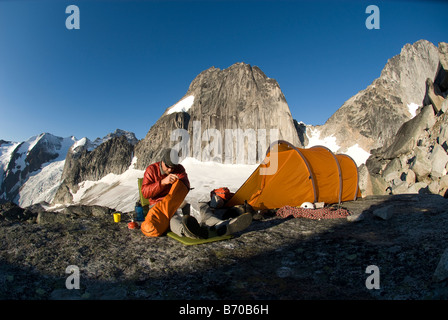 Mann am malerischen Campingplatz, Bugaboos Provincial Park in British Columbia, Kanada. Stockfoto