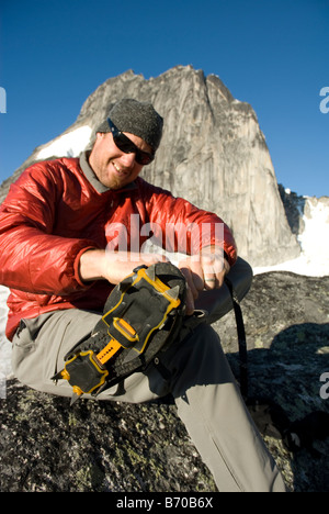 Mann, Bergsteigen in den Bugaboo Provincial Park, Britisch-Kolumbien, Kanada. Stockfoto