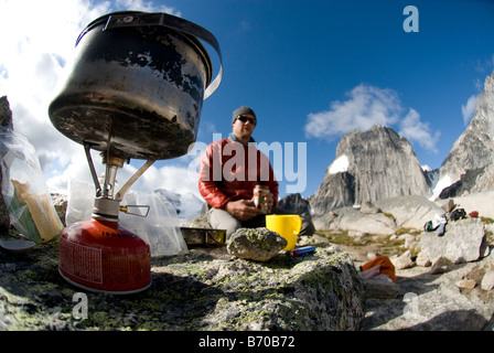 Mann am malerischen Campingplatz, Bugaboos Provincial Park in British Columbia, Kanada. Stockfoto