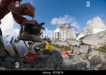 Mann am malerischen Campingplatz, Bugaboos Provincial Park in British Columbia, Kanada. Stockfoto