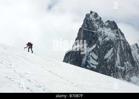 Mann, Bergsteigen in den Bugaboo Provincial Park, Britisch-Kolumbien, Kanada. Stockfoto