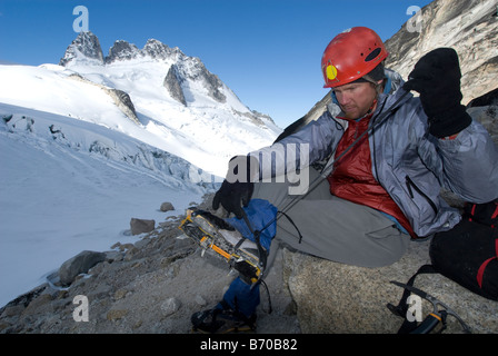 Mann, Bergsteigen in den Bugaboo Provincial Park, Britisch-Kolumbien, Kanada. Stockfoto