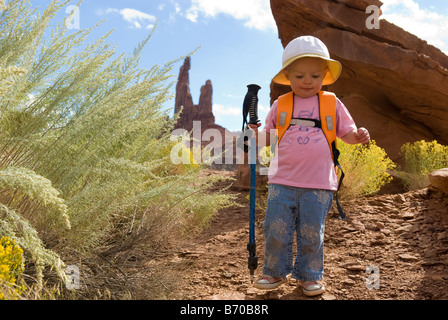 Kind unter Sandstein Turm, Canyonlands National Park, Utah wandern. Stockfoto