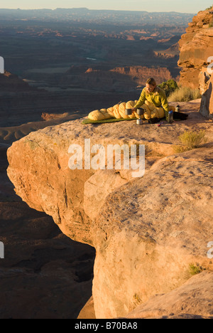 Frau camping auf Sandstein Punkt, Canyonlands National Park, Utah. Stockfoto