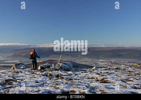 Frau Hill Walker West die Aussicht über das Dorf Aviemore vom Hügel Craigowrie im Winter Cairngorms Schottland genießen Stockfoto