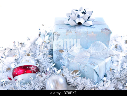 Zwei Geschenk-Boxen mit Christbaumschmuck auf weißem Hintergrund Stockfoto