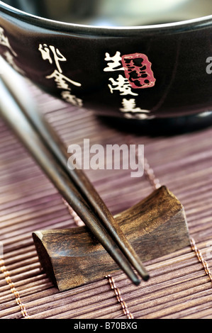 Asiatische Reisschüssel und hölzerne Stäbchen auf eine Erholung hautnah Stockfoto