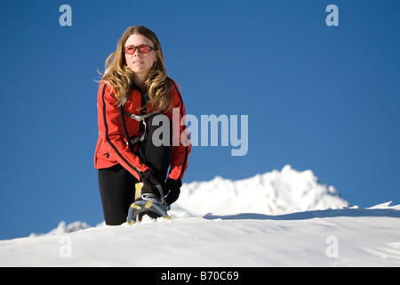 Frau Träger auf Schneeschuhen. Stockfoto