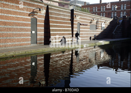 Ein Fußgänger Spaziergänge entlang einem Leinpfad führende unter Broad Street in Richtung Gas Straße-Kanal-Becken in Birmingham UK Stockfoto