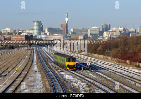 Trainieren Sie im Winter bei Small Heath mit Birmingham Stadtzentrum hinter, West Midlands, England, UK Stockfoto